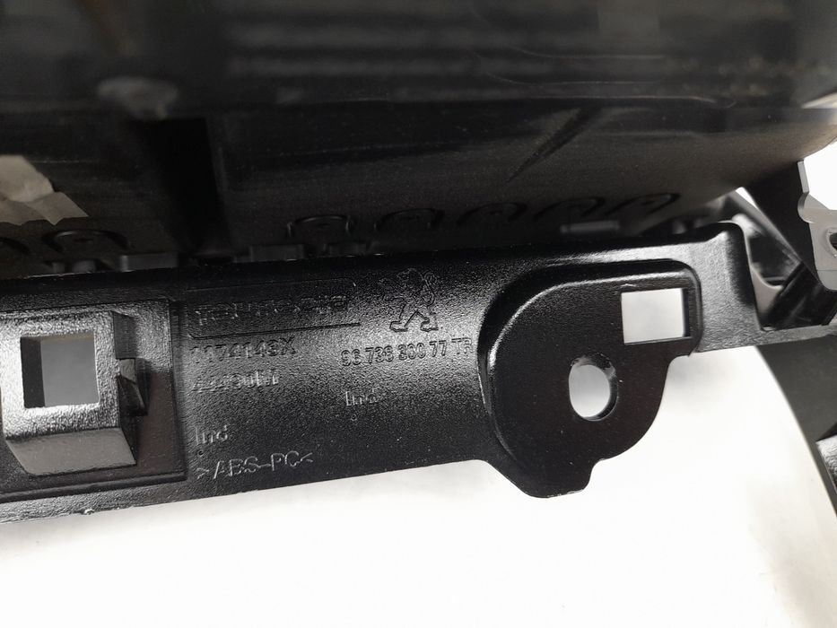 Moldura da consola central / rádio / aro PEUGEOT 208