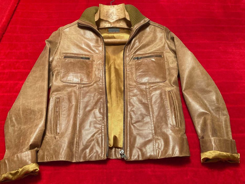 Blusão de senhora, em pele.