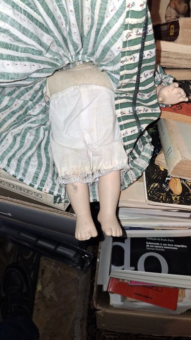 Boneca antiga com vestido