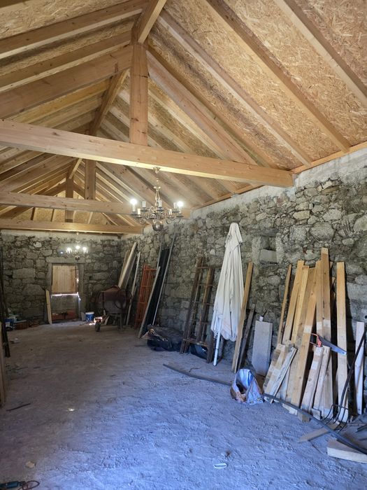 Arrenda-se para Armazém Anexo em Pedra – 90m² – Serreleis, Viana do Castelo