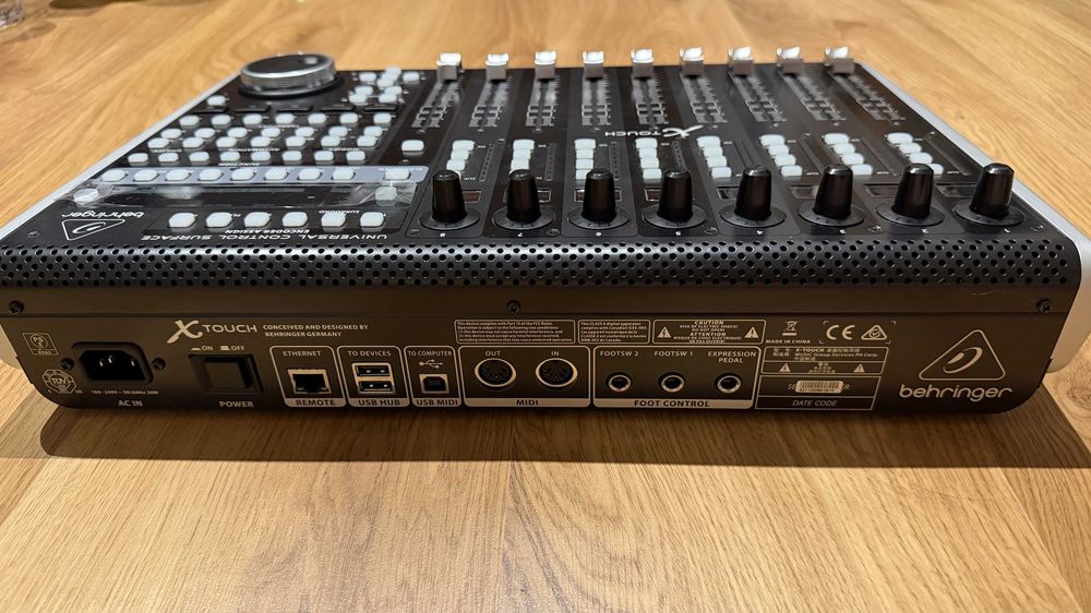Behringer X-Touch kontroler MIDI