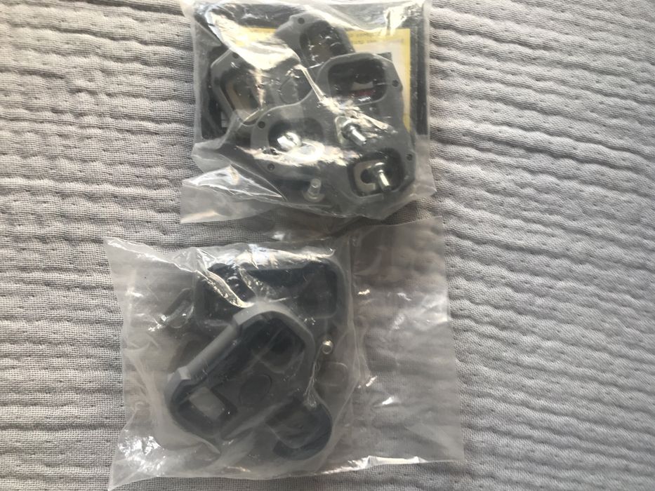 Dois pares de cleats para bicicleta de estrada. Look