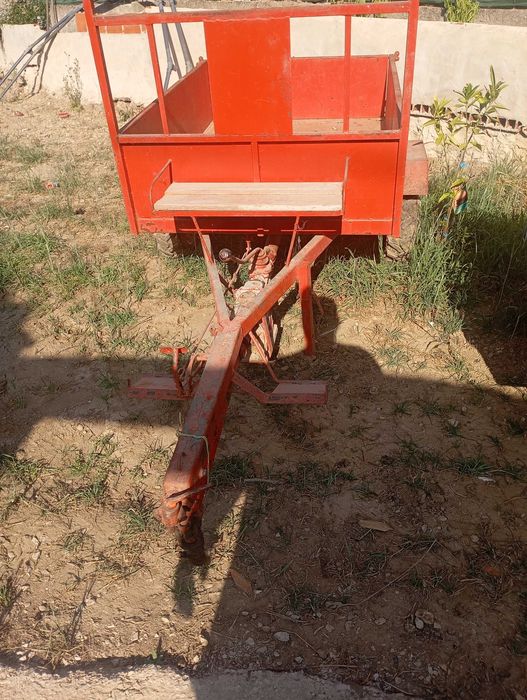 Reboque atrelado para trator ou carro