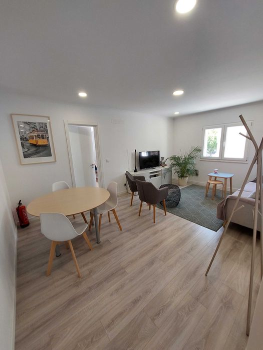 Apartamento T2 totalmente remodelado no centro de Corroios