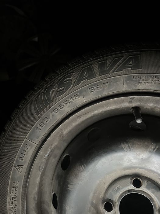 Продам резину з дисками Sava 185/65/15 Зима.