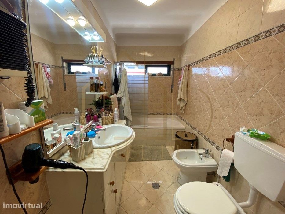 Apartamento T3 com áreas generosas no Centro da Moita