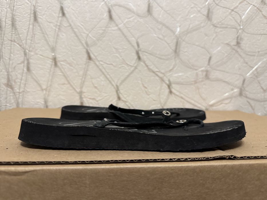 Продам жіночі шльпанці Guess