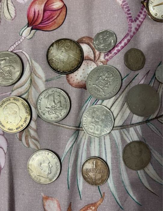 Caixa com moedas antigas