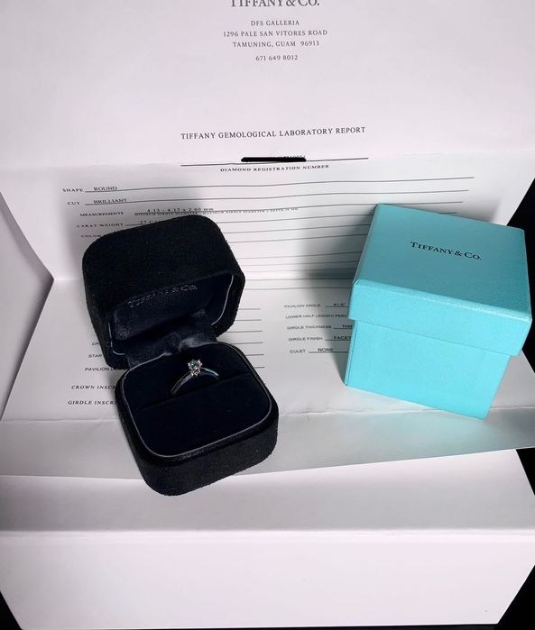 Оригінальна каблучка з діамантом Tiffany & Co