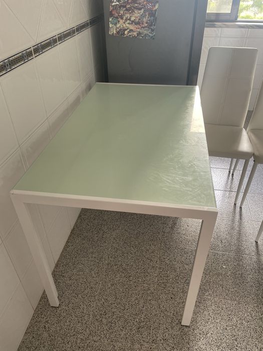 Mesa de  cozonha com 3 cadeiras  tampo de vidro
