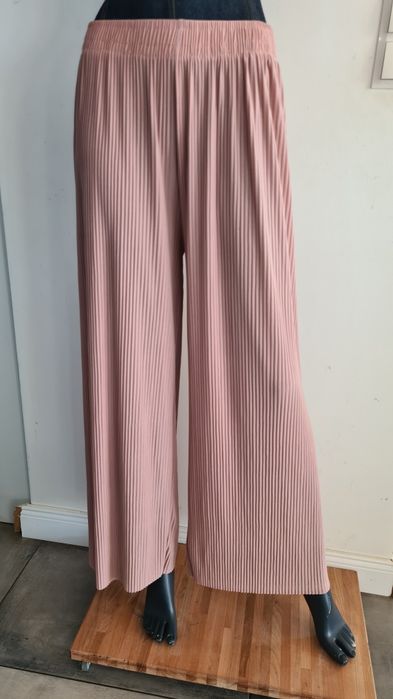 Plisowane spodnie. Pudrowy róż. Rozmiar od L, XL do XXL