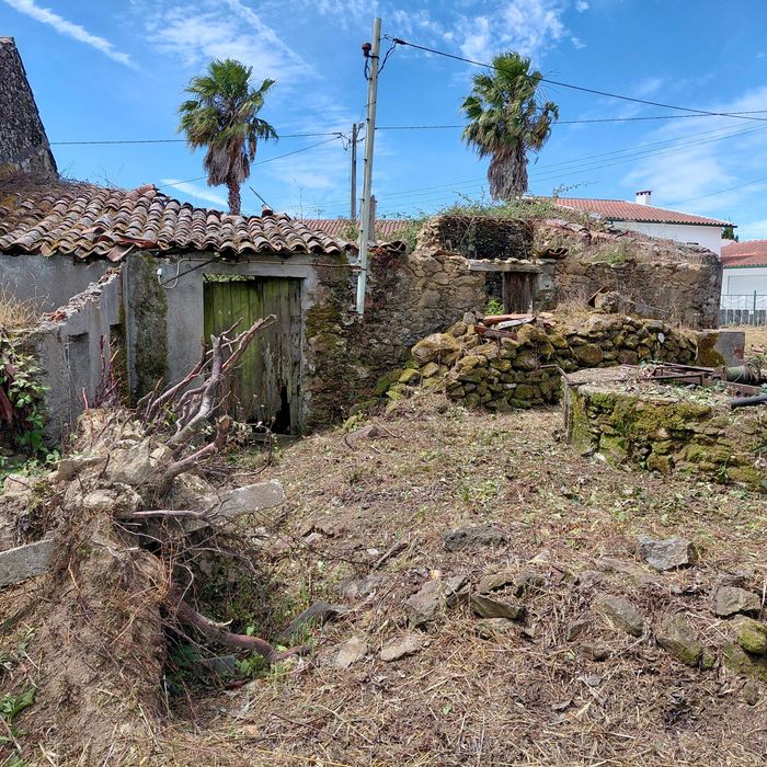 Terreno com casa ruinas. Arega