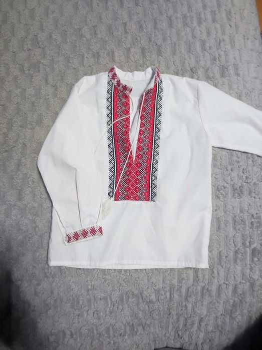 Продам сорочку вишиту на хлопчика 5-6 років