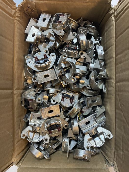 Vendo dobradiças. Perto de 70 dobradiças