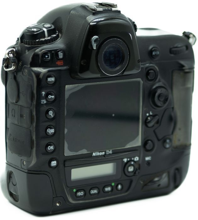 Lustrzanka Nikon D4 korpus z ładowarką - przebieg 635944