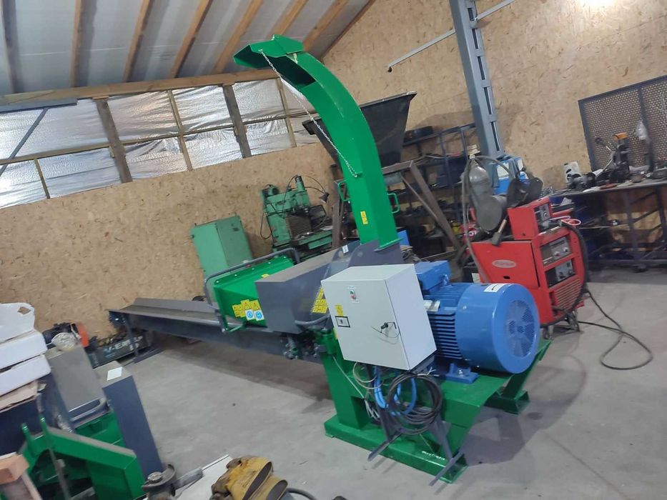 Дробарка кругляка 220мм в щепу. Щепоріз 55квт з транспортером. Щепоріз