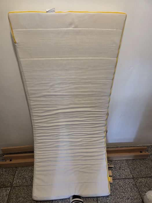 Cama mais colchão.