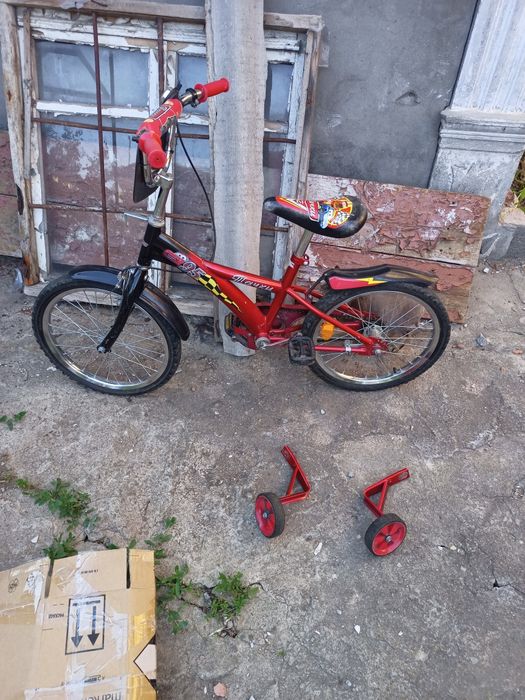 Дитячий велосипед з додатковими колесами в гарному стані з ручним торм