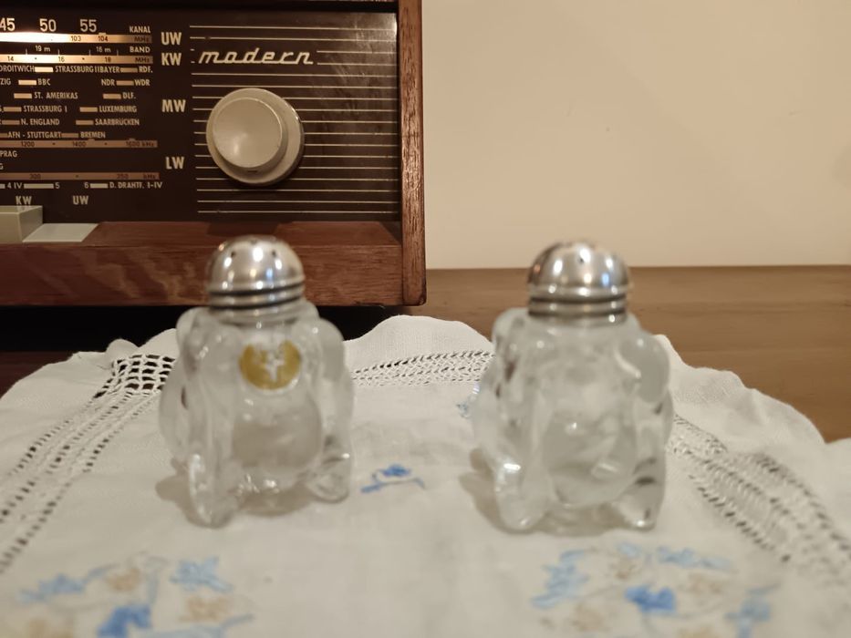 Saleiro e pimenteiro em cristal e prata