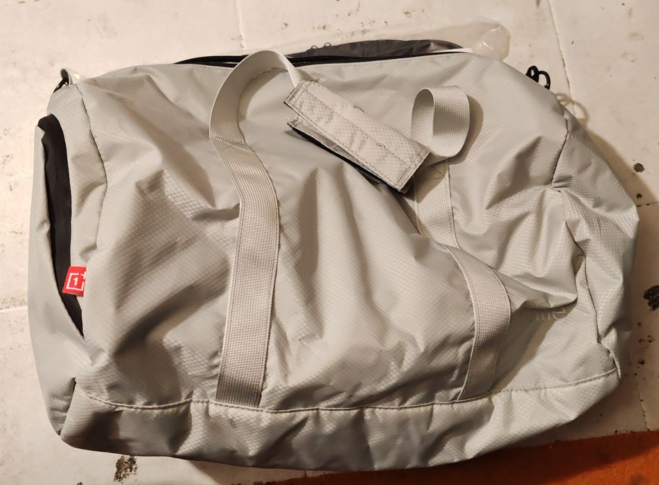 Mochila OnePlus Power of Community cinza prateado