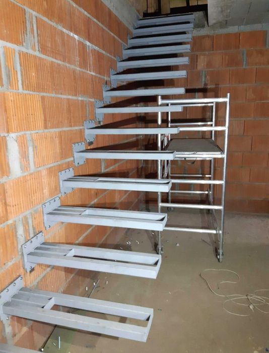 Stelaż schody półkowe, wspornikowe, wiszące, konstrukcja, nakładki