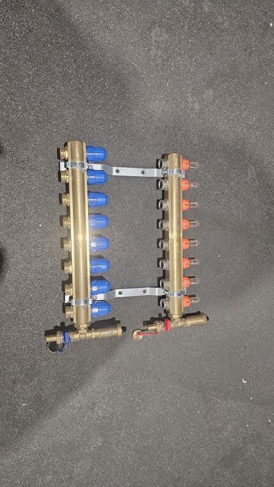 Ośmiosekcyjny rozdzielacz do ogrzewania podłogowego