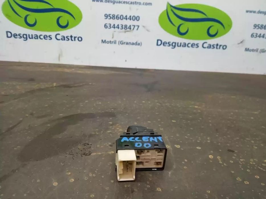 COMANDO ELEVADOR DE VIDRO TRASEIRO ESQUERDO HYUNDAI ACCENT II 2000 -621W04620
