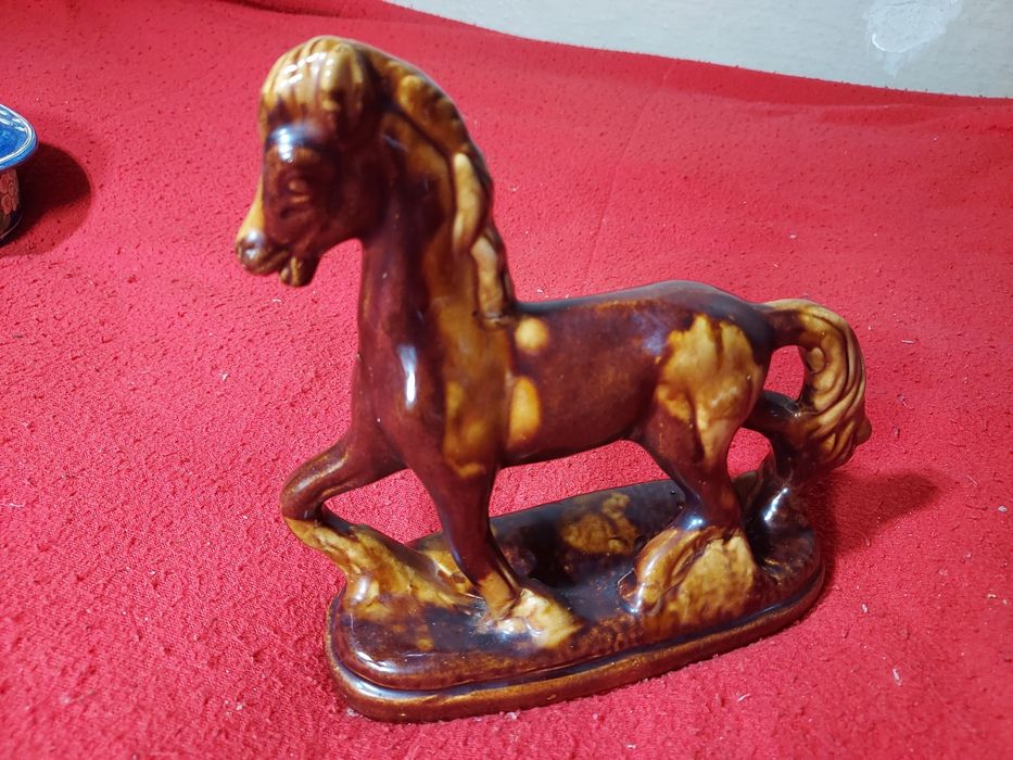 Estatueta de cavalo de cerâmica castanha