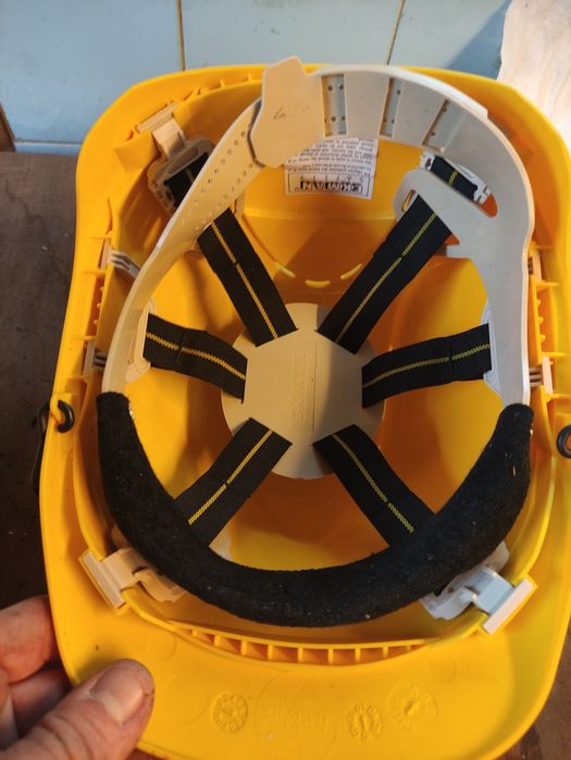 3 capacetes de segurança/proteção em obras, 1 máscara de soldar