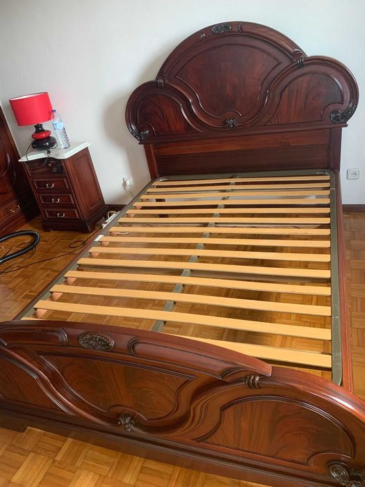 Cama de casal em Mogno