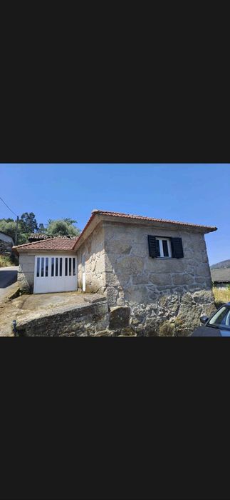 Casa junto à barragem de Daivões