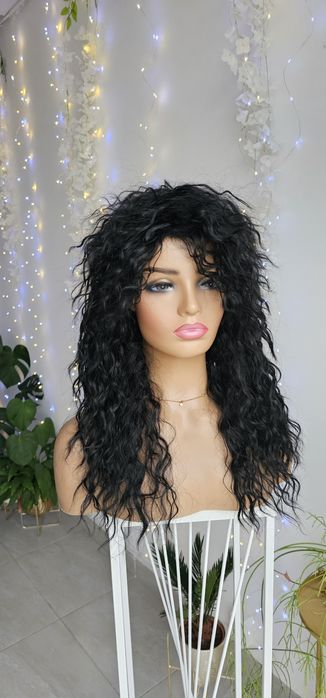 Lekka peruka Frida fale afroloki czarna włosy naturlany efekt