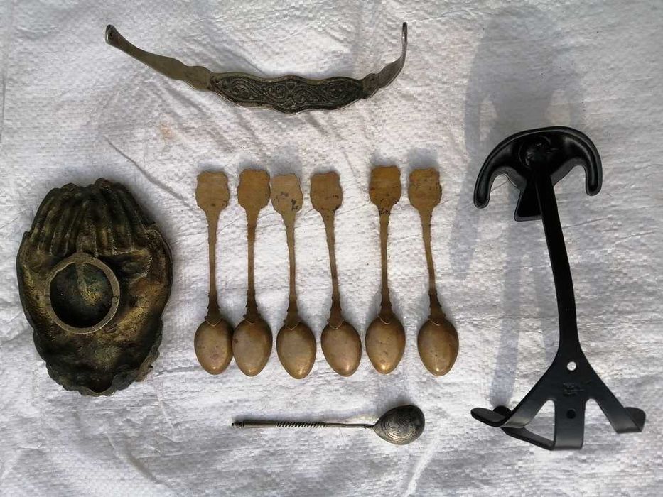 фарфоровые статуэтки, подсвечник, ложечки.