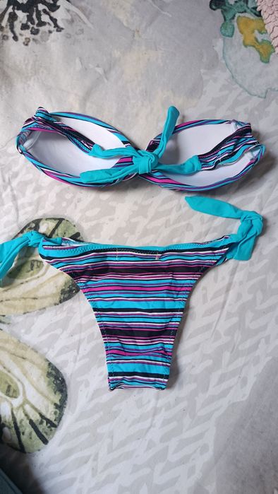 Biquíni às riscas azul e rosa