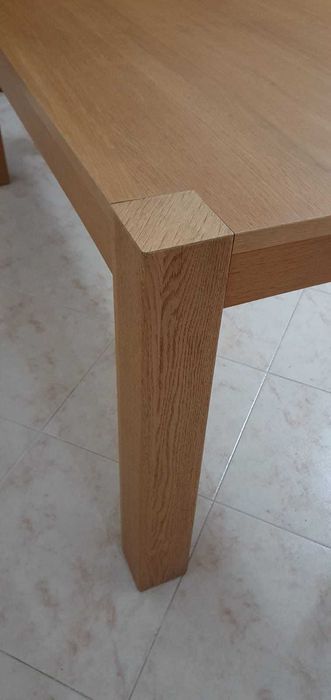 Mesa de jantar de madeira