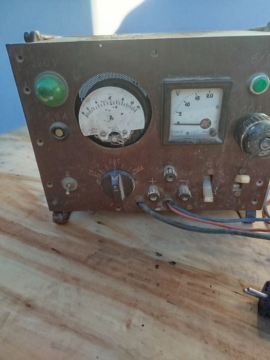 Stary prostownik 12 24 v działający