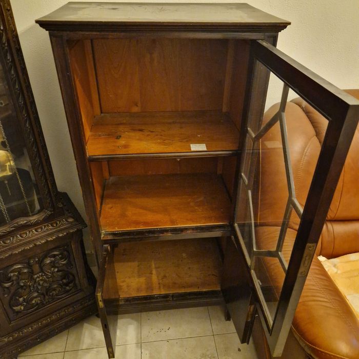 Cristaleira / vitrine clássica em madeira com portas envidraçadas