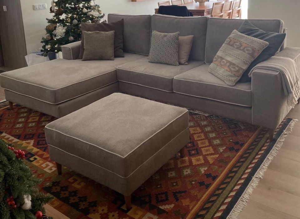 Sofá com chaise - longue e Puff