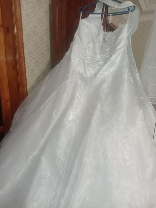 Весільна сукня з фатою