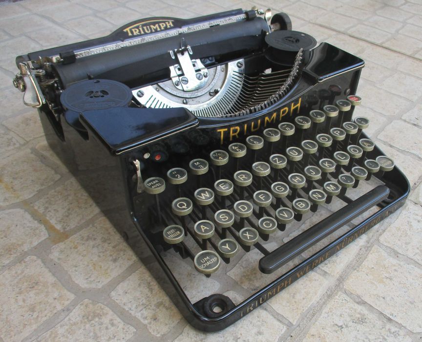 Maquina de escrever Triumph antiga 1930 - centenária