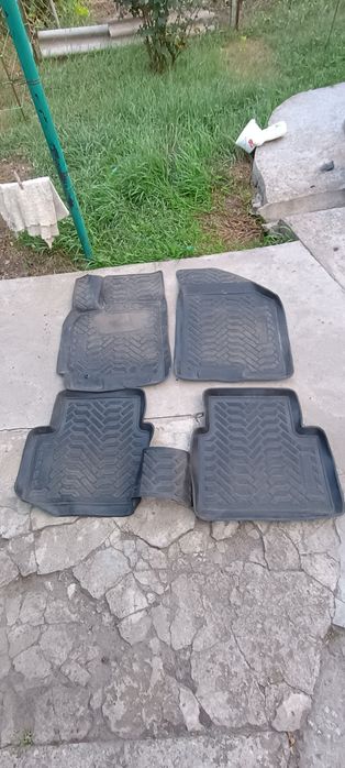 Продам комплект килимків гумових в гарному стані