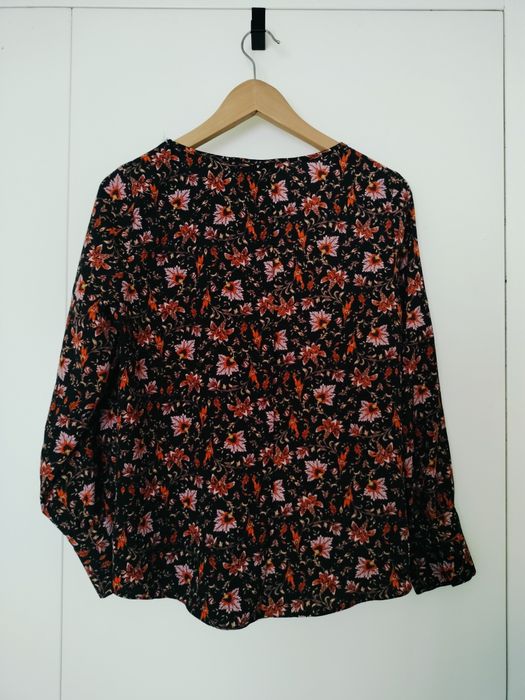 Blusa leve com padrão floral • M