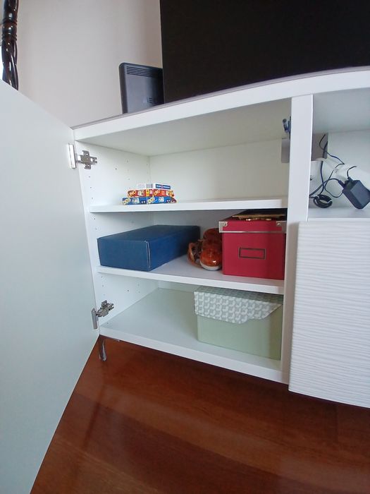 Movel Tv branco, tampo vidro