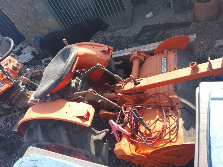 Kubota B6000 (Tração 4x4) impecável com frese e reboque.