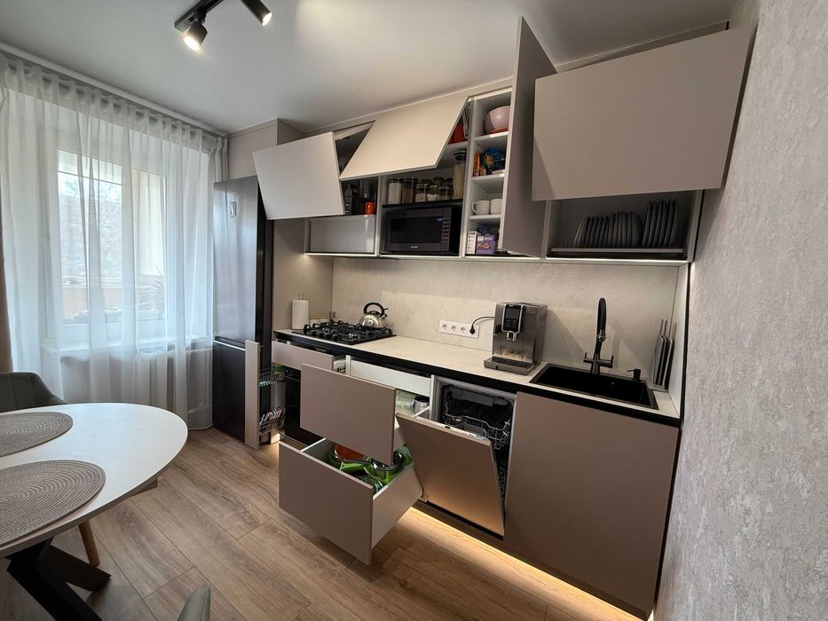 Виготовлення меблів на замовлення / Кухні, шафи на замовлення