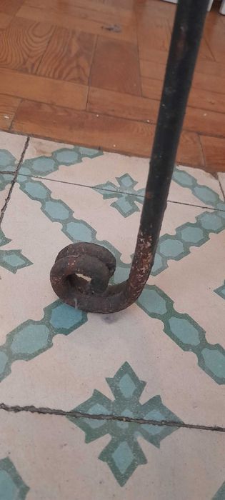 Mesa meia-lua de ferro forjado e tampo de mármore