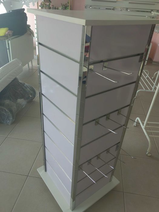 Móvel em ótimo estado para oferta dos grampos p/pendurar