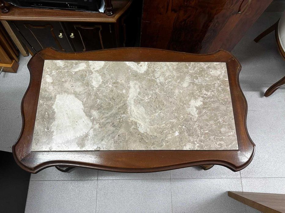 Mesa de centro com tampo em mármore
