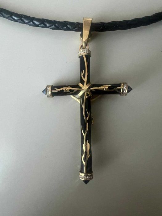 Золотой крест, эмаль, бриллианты, сапфиры.