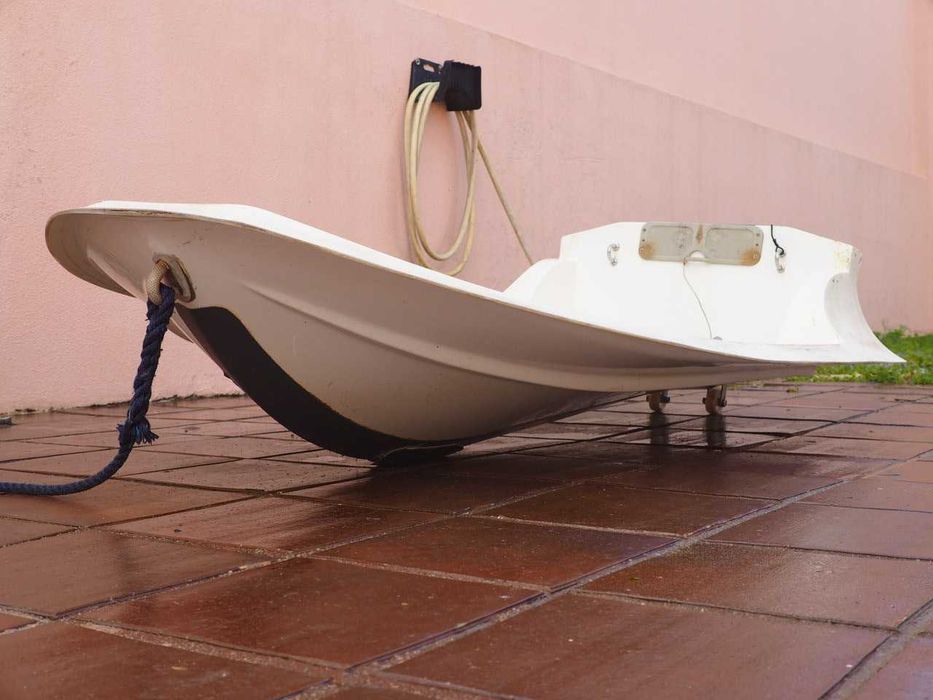 Barco semirrígido de 2.5 metros, só casco, sem flutuador.